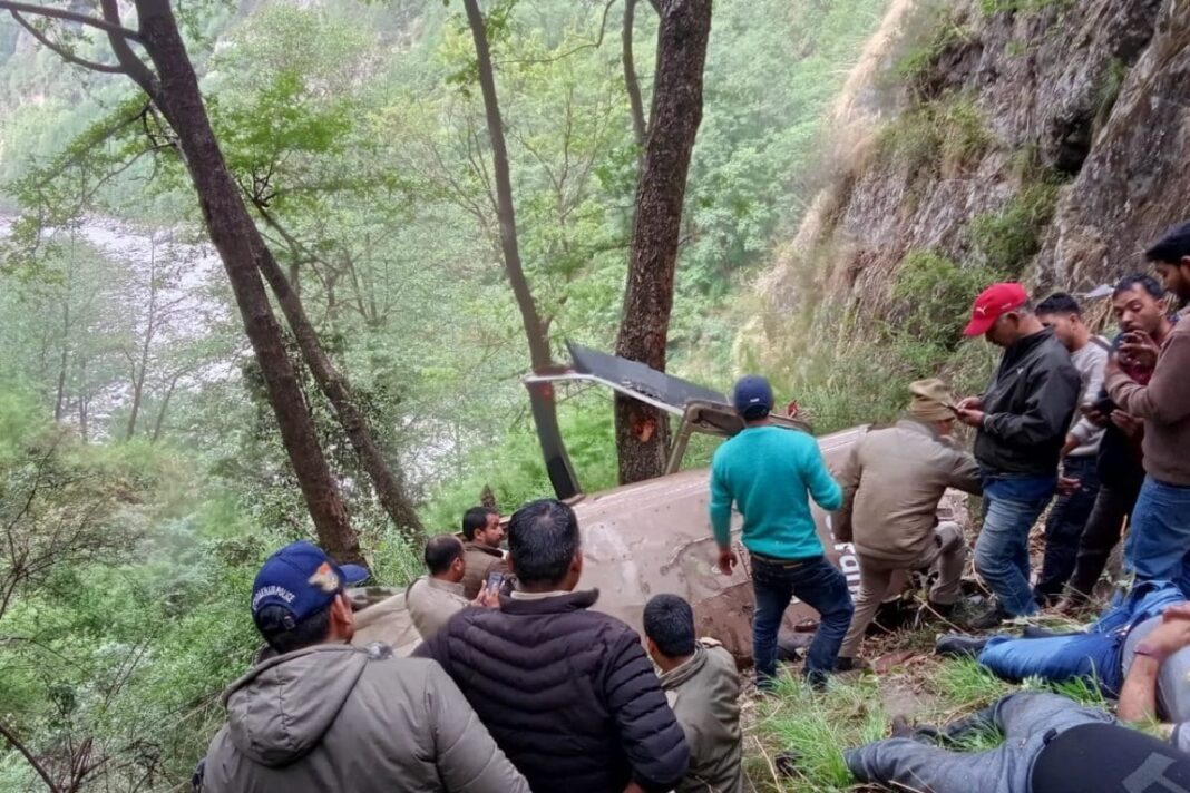 चार धाम यात्रा में हादसा, यात्रियों को ले जा रहा हेलीकॉप्टर क्रैश, 6 की मौत