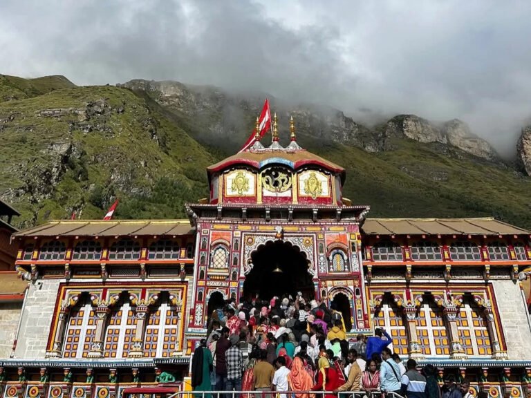 Badrinath Dham 2026: कपाट खुलेबदरीनाथ धाम के कपाट खुले 2026: 25 कुंतल फूलों से सजा मंदिर, सीएम धामी ने की पूजा