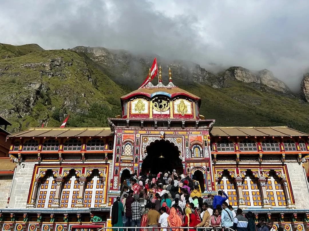 बदरीनाथ धाम के कपाट खुले 2026: 25 कुंतल फूलों से सजा मंदिर, सीएम धामी ने की पूजा