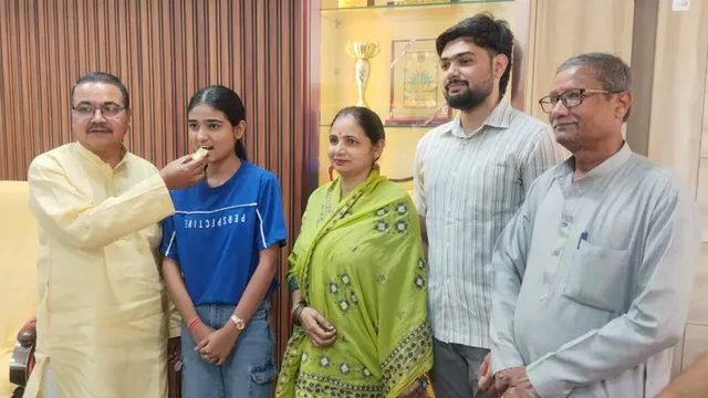 UK Board 10th Topper 2026: बिना ट्यूशन पढ़ाई कर अक्षत बने टॉपर, घर पर की मेहनत लाई रंग