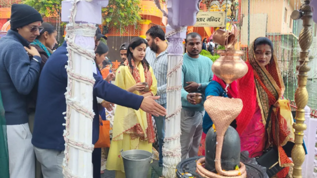 पहली नवरात्रि पर नैनीताल के मां नयना देवी मंदिर पहुंचीं जाह्नवी कपूर, दर्शन के लिए उमड़ी भीड़