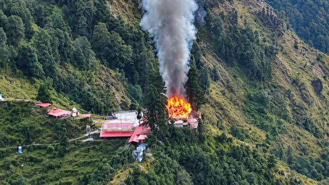 नवरात्र के बीच बागेश्वर के मां भगवती मंदिर में भीषण आग, लकड़ी से बने मुख्य मंदिर को भारी नुकसान