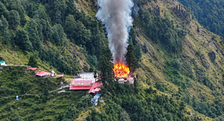 नवरात्र के बीच बागेश्वर के मां भगवती मंदिर में भीषण आग, लकड़ी से बने मुख्य मंदिर को भारी नुकसान