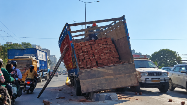 देहरादून-हरिद्वार बाईपास पर डिवाइडर पर चढ़ा ईंटों से भरा ट्रक, भीषण जाम से राहगीर परेशान