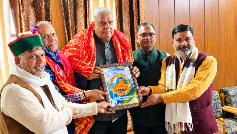 यमुनोत्री धाम पहुंचे पूर्व उपराष्ट्रपति जगदीप धनखड़, पत्नी डॉ. सुदेश ने किए मां यमुना के दर्शन