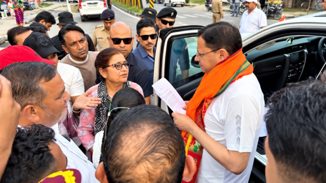 नानकमता जाते समय सीएम धामी ने झनकट में रुकवाया काफिला, स्थानीय लोगों की सुनीं समस्याएं